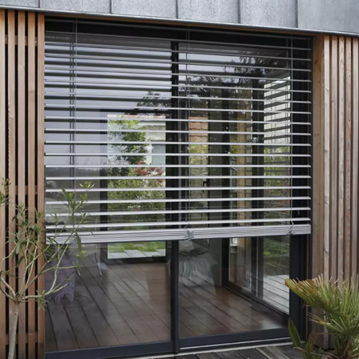 Une gamme de protections solaires vous attend dans nos locaux.