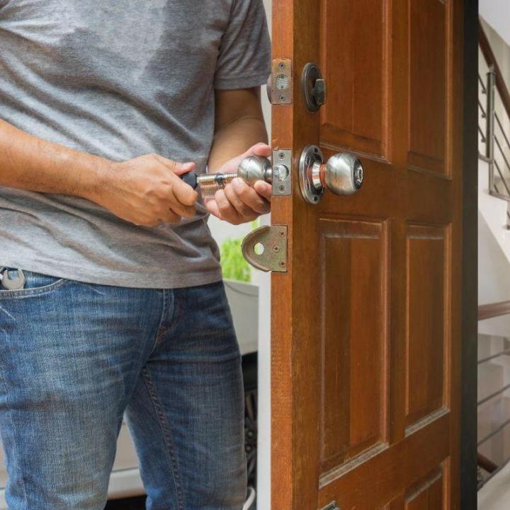 Pose de porte d'entrée
